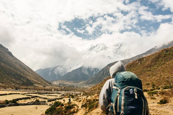 Kızla manzara, karlı tepeli yüksek dağlar, yol, Nepal 'de mavi gökyüzü. Seyahat et. Eski tarz. Doğa