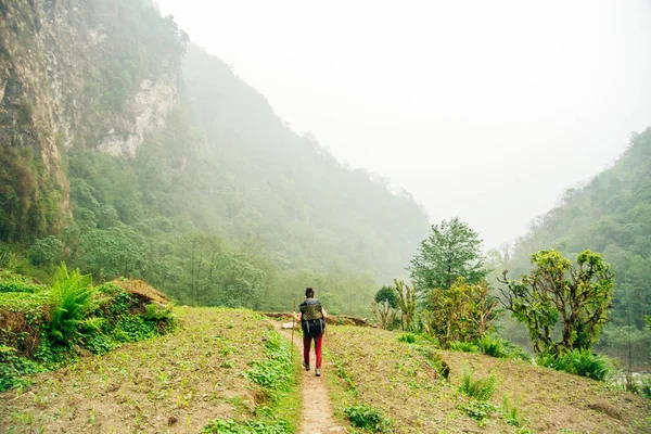 Viaggiatore a piedi lungo la strada per l'avventura — Foto Stock