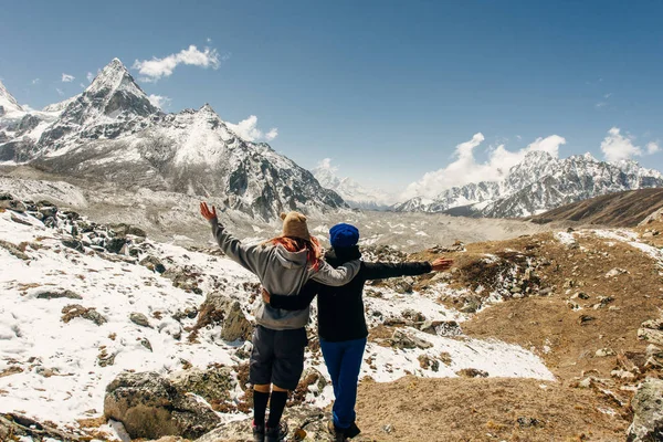 Красивые молодые девушки турист в горах Непала — стоковое фото
