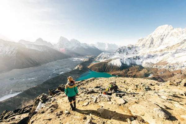 Touristinnen wandern auf dem gokyo ri Berggipfel in der Nähe des gokyo Sees beim Trekking im Everest Basislager in Nepal — Stockfoto