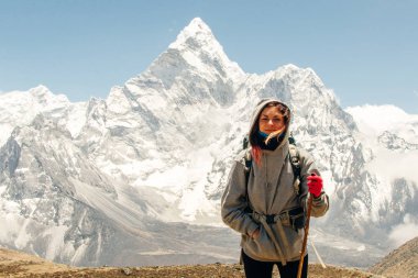 Kızla manzara, karlı tepeli yüksek dağlar, yol, Nepal 'de mavi gökyüzü. Seyahat et. Eski tarz. Doğa