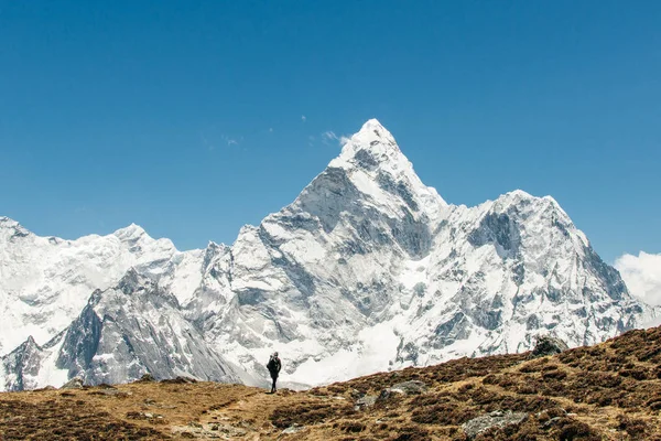 Himalaya zirveleri, güneşli bir günde Everest bölgesindeki mavi gökyüzü arka planında Nepal, Himalayalar