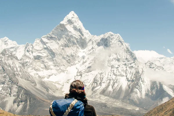女の子と風景、雪のピーク、パス、ネパールの青い空と高い山。旅行だヴィンテージスタイル。自然 — ストック写真