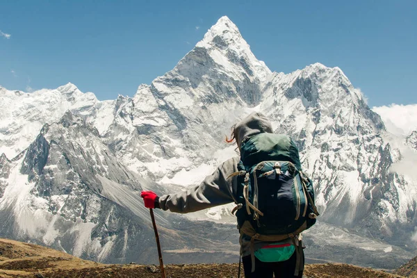 Пейзаж с девушкой, высокие горы со снежными вершинами, тропа, голубое небо в Непале. Путешествие. Винтажный стиль. Природа — стоковое фото