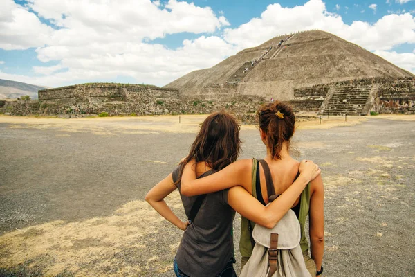 Raparigas na pirâmide com vista para Teotihuacan ao pôr do sol — Fotografia de Stock