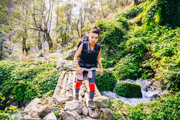 Escursioni in Himalaya. Donna viaggiatrice in montagna — Foto Stock