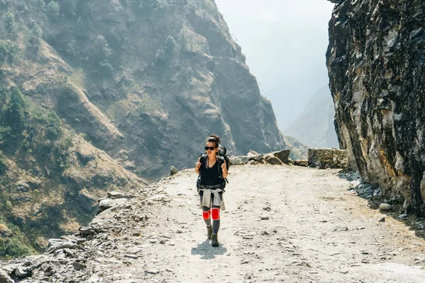 Escursioni in Himalaya. Donna viaggiatrice in montagna — Foto Stock