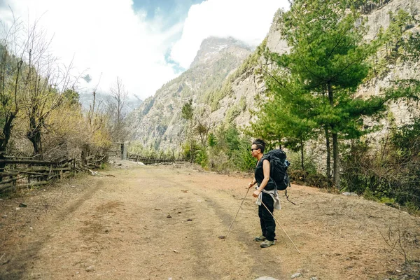 Randonnée en Himalaya. Voyageuse dans les montagnes — Photo