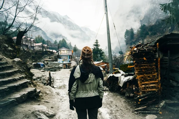 Caminhadas no Himalaia. Mulher viajante nas montanhas — Fotografia de Stock