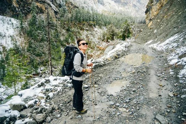 Wandern im Himalaya. Reisende Frau in den Bergen — Stockfoto
