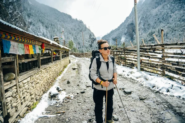 Escursioni in Himalaya. Donna viaggiatrice in montagna — Foto Stock