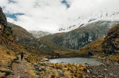 Laguna churup manzarası. Huaraz kasabası yakınlarındaki Peru And Dağları 'nda gizlenmiş bir lagün.