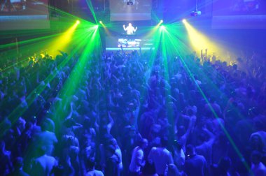 Karanlıktaki stadyum konserinde büyük bir kalabalık.