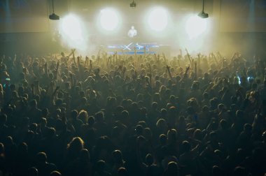 Karanlıktaki stadyum konserinde büyük bir kalabalık.