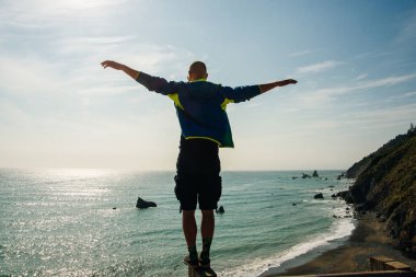 Büyük Sur Dağı 'nda mavi gökyüzüyle yol kenarında duran bir gezgin. Kaliforniya Sahili, Usa
