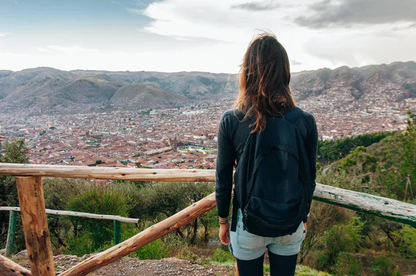 観光客は背を向けてペルーのクスコを見て — ストック写真