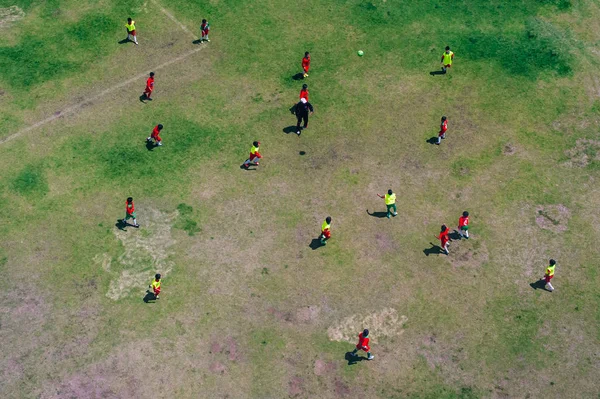 選手たちはサッカーの試合をしています,高度からドローンで空中撮影 — ストック写真
