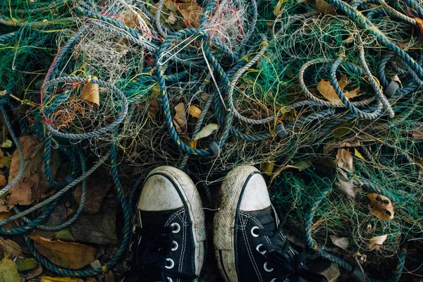 Netz und Angelhaken am Strand — Stockfoto