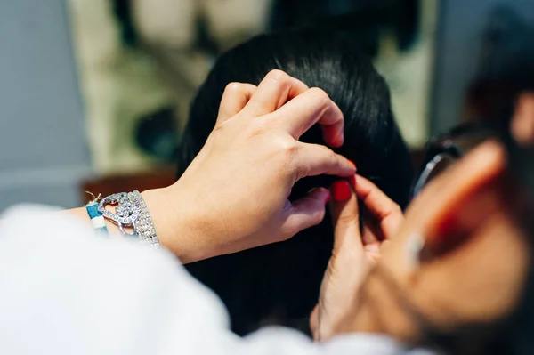 Fechar as mãos de meninas ou mulheres trançando — Fotografia de Stock