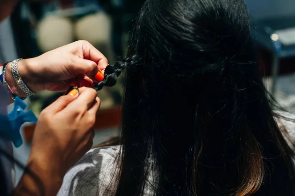 Fechar as mãos de meninas ou mulheres trançando — Fotografia de Stock