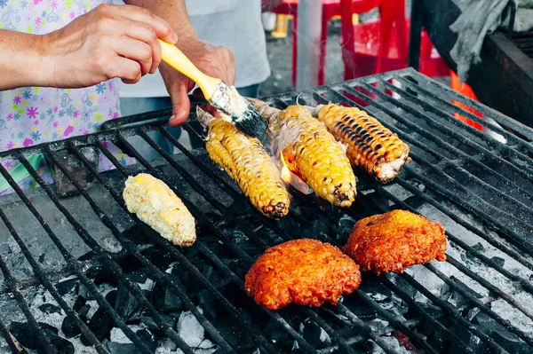 맛있는 구운 옥수수. 기둥에서 튀긴 채소 — 스톡 사진