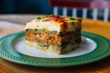 Yunan usulü patlıcan, kıyma ve makarna.