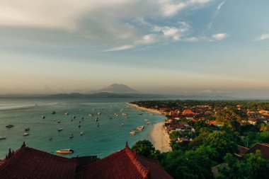 Lembongan ve Jungutbatu köylerinin kuzey sahillerinin panoramik manzarası. Gungung Agung, Bali adasındaki aktif volkan arka planda görünüyor..
