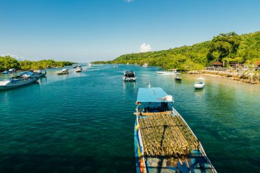 Lembongan tropikal adası, Endonezya 'nın Bali kentinde dalış ve şnorkelle yüzmek gibi berrak ve mavi sularıyla ünlü popüler bir bale merkezidir..