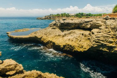 Şeytanın gözyaşları Endonezya 'daki Nusa Lembongan adasında kayalıklar