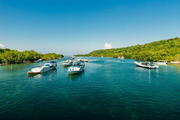 L'île tropicale de Lembongan est une des principales attractions balinaises populaires, célèbre pour l'eau claire et bleue d'Aqua et des activités comme la plongée et la plongée avec tuba à Bali, Indonésie . — Photo