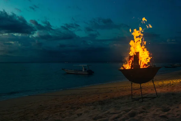 Burning fire on the beach - sunset background — 图库照片