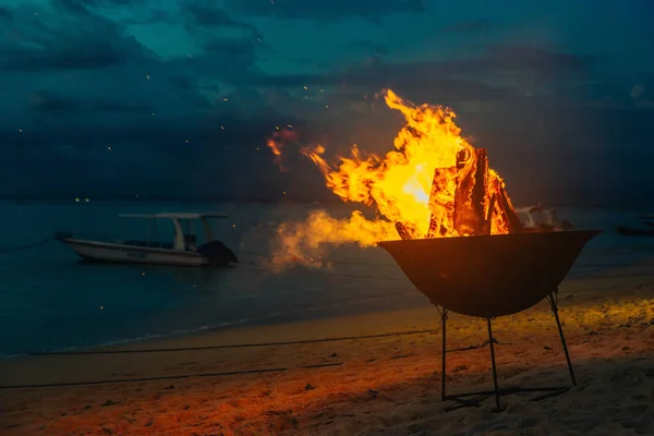 Brennende brann på stranden - solnedgang i bakgrunnen – stockfoto