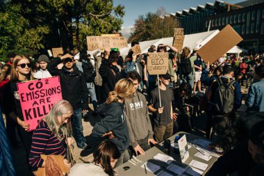 Kanada, Vancouver - 27 Eylül 2019 Çevre vesilesiyle küresel ısınma mitinglerinde çarpıcı insanlar