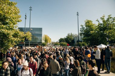 Kanada, Vancouver - 27 Eylül 2019 Çevre vesilesiyle küresel ısınma mitinglerinde çarpıcı insanlar