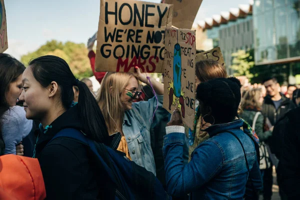 Kanada, Vancouver - 27. září 2019 Striking people at rallie — Stock fotografie