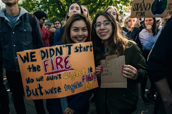 Kanada, Vancouver - 27. září 2019 Striking people at rallie — Stock fotografie