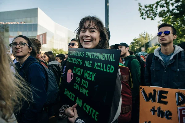 Canadá, Vancouver - 27 de setembro de 2019 Pessoas em greve em comícios em ocasião ambiental aquecimento global — Fotografia de Stock