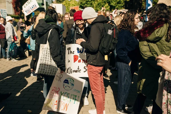 Canadá, Vancouver - 27 de setembro de 2019 Pessoas em greve em comícios em ocasião ambiental aquecimento global — Fotografia de Stock