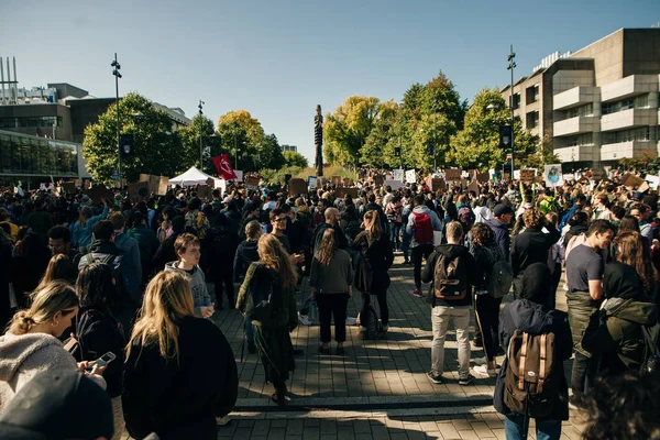 Kanada, Vancouver - 27 szeptember, 2019 Striking people at rallie — Stock Fotó