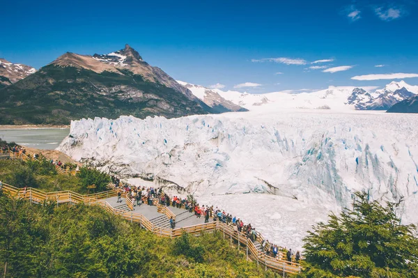 Argentinië, Santa Cruz - desember, 2018 Panorama van de Perito Moreno gletsjer. blauwe ijsburg gletsjer vanaf de top van de berg door het aqua blauwe meer in Los Glaciares National Park — Stockfoto