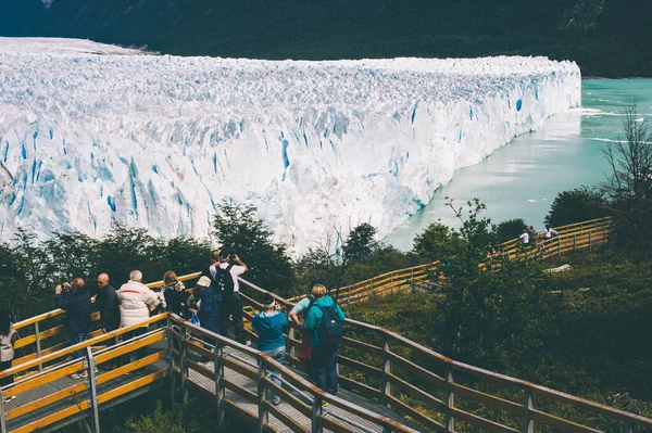 Argentina, Santa Cruz - desember, 2018 Panorama do glaciar Perito Moreno. glaciar azul do gelo de burg do pico da montanha através do lago azul do aqua no Parque Nacional Los Glaciares — Fotografia de Stock