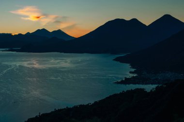Atitlan Gölü 'ndeki San Juan La Laguna manzarası