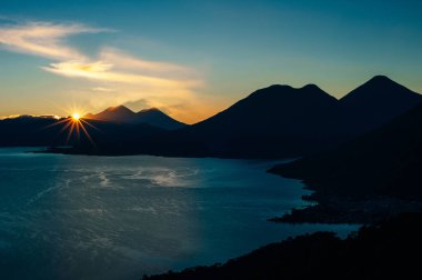 Atitlan Gölü 'ndeki San Juan La Laguna manzarası