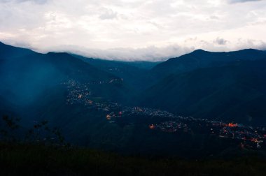 Cristo del Rey 'in tepesinden mavi gökyüzüne doğru çekilen Cali şehrinin hava manzarası. Kolombiya
