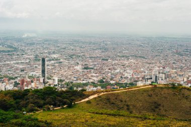 Cristo del Rey 'in tepesinden mavi gökyüzüne doğru çekilen Cali şehrinin hava manzarası. Kolombiya