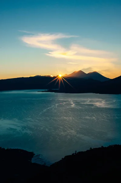 Vista de San Juan La Laguna en el Lago Atitlán —  Fotos de Stock