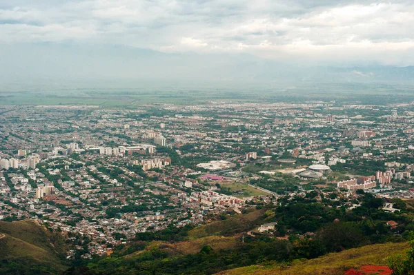 Panorama aéreo da cidade de Cali tirada do topo de Cristo del Rey contra um céu azul. Colômbia — Fotografia de Stock