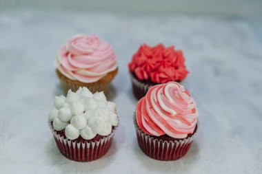 Beyaz bir masada lezzetli kekler.