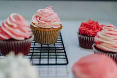 Beyaz bir masada lezzetli kekler.