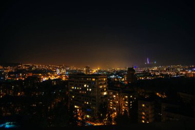Gürcistan 'ın başkenti Tiflis, Mtatsminda dağının gece gökyüzü manzarasıdır.